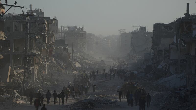 Miles de palestinos regresan a las ruinas que quedaron en Gaza tras los bombardeos israelíes