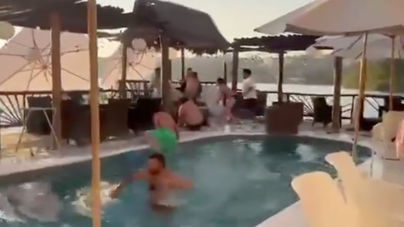 VIDEO: Captan riña entre personal de club de Tequesquitengo y turistas