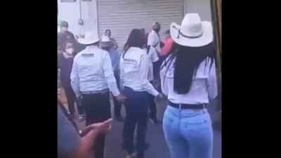 En un acto de campaña en Zacatecas, David Monreal fue captado tocando el glúteo de Rocío Moreno