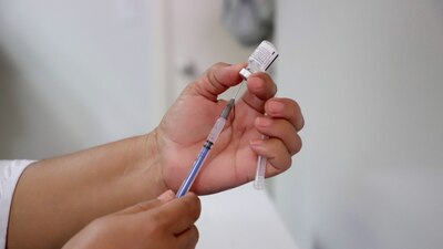 Las campañas de vacunación contra COVID-19 en el mundo continúan a pesar de las dificultades de suministro en varias naciones