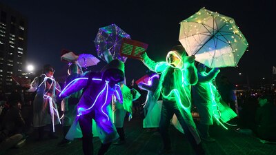 Un grupo de sudcoreanos baila para solicitar la renuncia de su presidenta por presuntos actos de corrupción