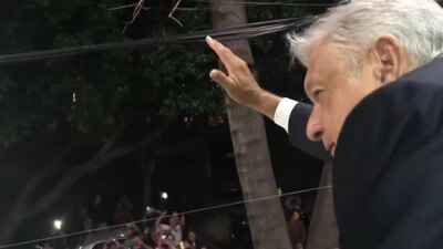 AMLO saluda a un grupo de personas que le gritaron "presidente" el primero de julio de 2018