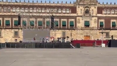 Esta tarde, en el Zócalo de la CDMX se comenzaron a instalar pantallas