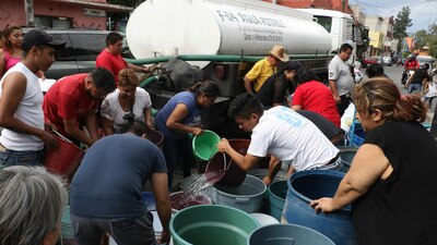Vecinos de la delegación Tlahuac esperan por horas a las pipas de agua para abastecerse del líquido
