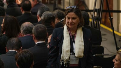 La embajadora dijo que seguirá con su trabajo en lo que se concluye su proceso de jubilación anticipada.