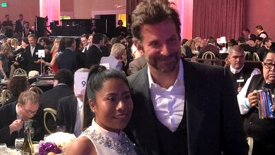 El actor Bradley Cooper posando con Yalitza Aparicio