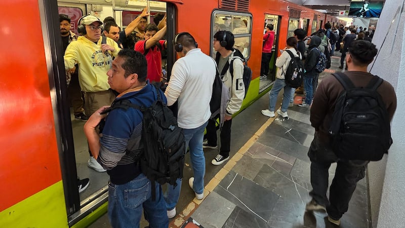 Marcha de seguridad y aglomeraciones: Usuarios de varias líneas del Metro reportan retrasos
