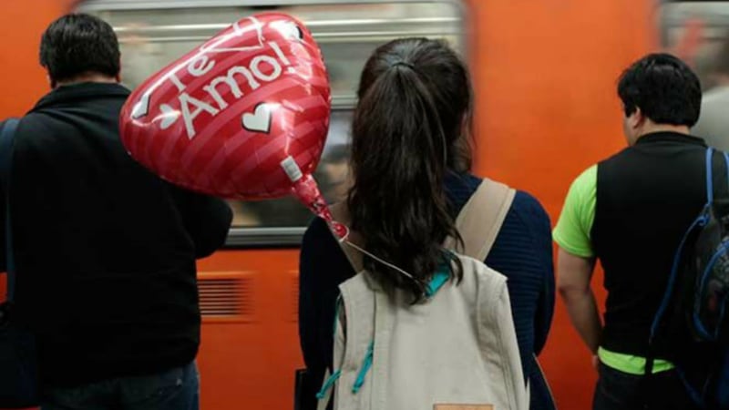 El Metro se pone 'Grinch' en San Valentín y prohíbe entrada con globos metálicos