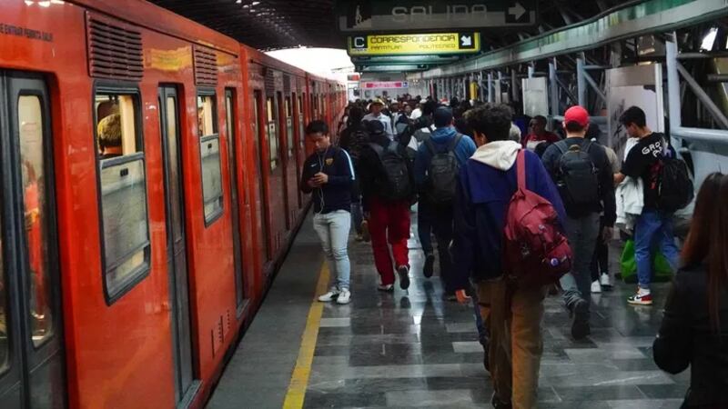 Personal del Metro de CDMX impide entrada a usuaria con su perro guía