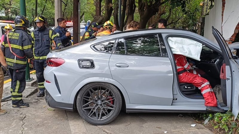 ¿Qué ocurrió en Paseo de la Reforma? Esto sabemos del auto de lujo que tiró una barda