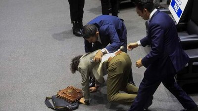 Su caída fue durante la Sesión Ordinaria de este miércoles.