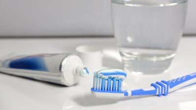 Los cepillos de dientes podrían facilitar la propagación de COVID-19