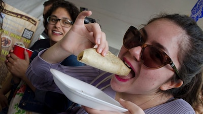 Un taquero prepara una orden de tacos al pastor en la Ciudad de México