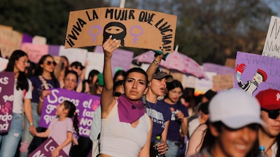 En el mundo las mujeres ganan 63%  menos que los hombres, pero dedican el triple de horas a trabajos no remunerados