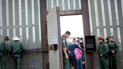 La medida devastaría a la economía e iría contra los valores americanos, le dijeron al presidente electo
