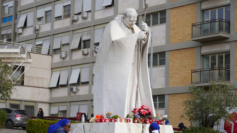 El Vaticano cancela la agenda del Papa Francisco; tiene una infección respiratoria polimicrobiana