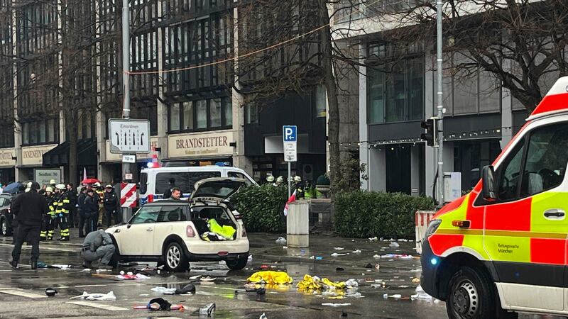 Con un Mini Cooper, hombre enviste a manifestantes en Alemania; deja 28 lesionados