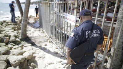Policías resguardan el Blue Parrot tras la balacera que dejó cinco muertos y 15 heridos