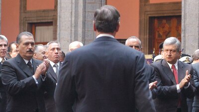 Manlio Fabio Beltrones (izquierda) y Andrés Manuel López Obrador (derecha), en un evento presidencial, en septiembre de 2004