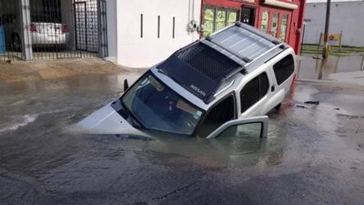 El socavón se habría formado por la ruptura de un ducto de agua potable
