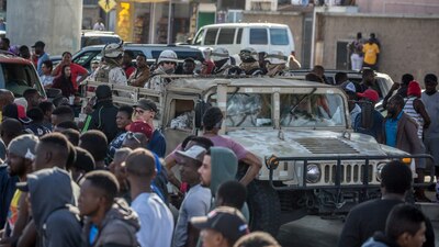 Cientos de migrantes africanos acuden al puerto fronterizo de El Chaparral, en Tijuana