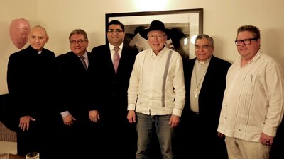 El embajador posteó una foto de su reunión con religiosos