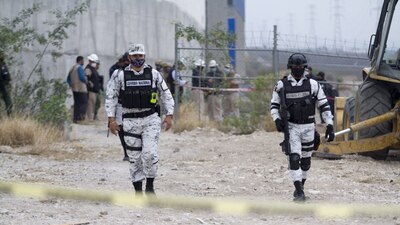 En el lugar se aseguraron vehículos, camionetas y contenedores con alrededor de 16 mil litros de gasolina