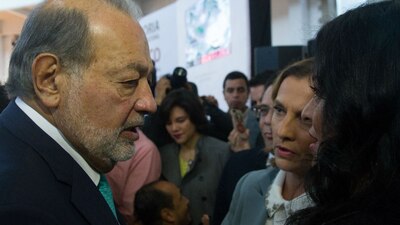 Carlos Slim conversa con la académica Beatriz Gutiérrez y la próxima secretaria de Cultura, Alejandra Frausto