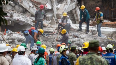 Trabajadores remueven escombros del edificio de la calle Bretaña, el cual colapsó tras el sismo de este 19 de septiembre