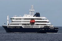 Más de 2 docenas de pasajeros abandonan crucero infectado de hantavirus, sin seguimiento médico