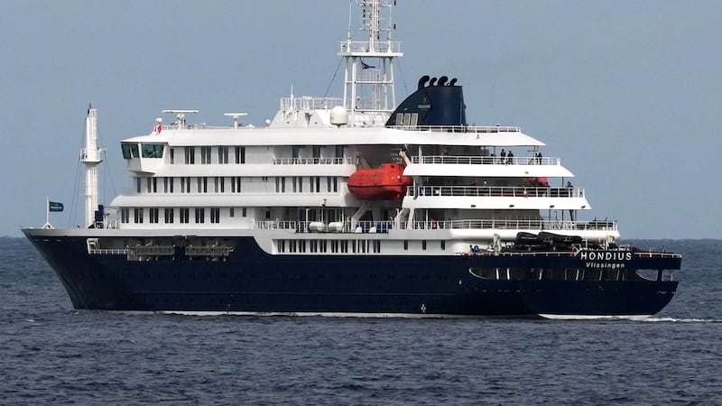 Más de 2 docenas de pasajeros abandonan crucero infectado de hantavirus, sin seguimiento médico