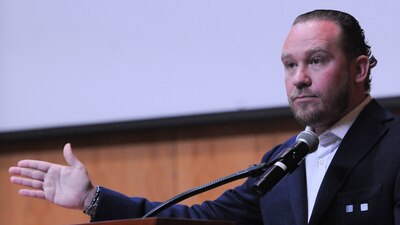 El candidato afirmó que Morena retira su propaganda por "desesperación"