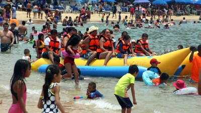 Cofepris y autoridades de salud estatales analizaron 265 playas en 70 destinos turísticos