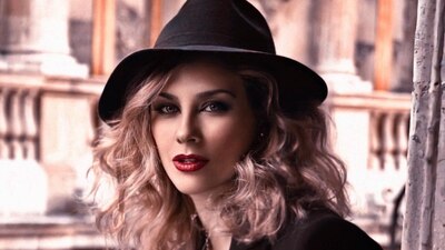 Tiene dos hijos con el cantante Luis Miguel, Daniel y Miguel