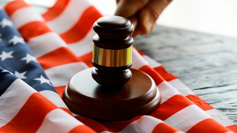 Jueza frena orden de Trump de terminar con la ciudadanía por nacimiento en EU