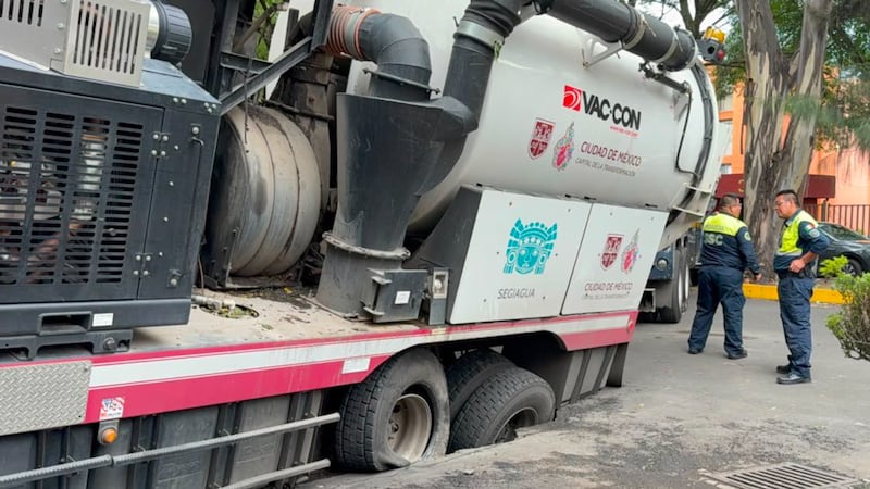 Camión de desazolve de Segiagua cae en enorme socavón en Tlalpan
