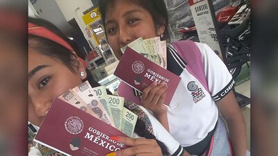 Las jóvenes de Veracruz que presumieron sus becas Benito Juárez en redes