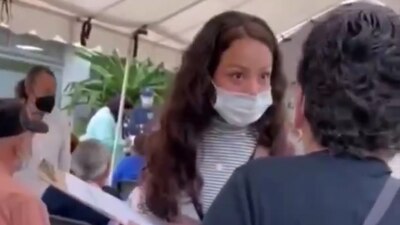 La joven negó el acceso a una mujer a quien no le correspondía recibir la vacuna