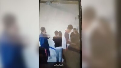 En donde 6 niños cometen abuso escolar con bolsas que contenían botellas