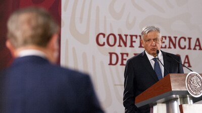 AMLO escucha los reclamos del periodista Ricardo Rocha