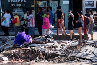 En el puerto, habitantes siguen con labores de búsqueda de personas