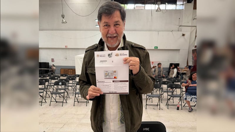 Gerardo Fernández Noroña presume que recibió su tarjeta del Bienestar