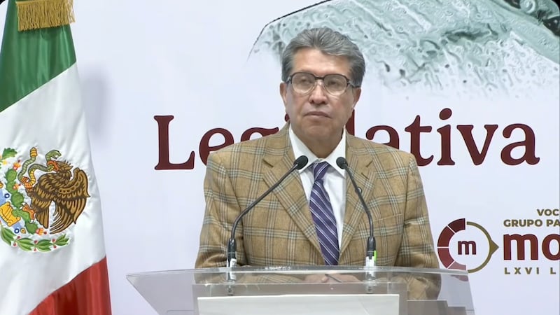 Monreal frena “homenajes” en Diputados tras baile con la Sonora Santanera