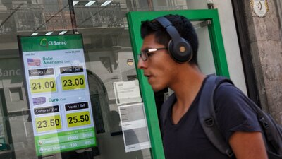 Este miércoles el dólar rebasó los 23 pesos (Foto de archivo)