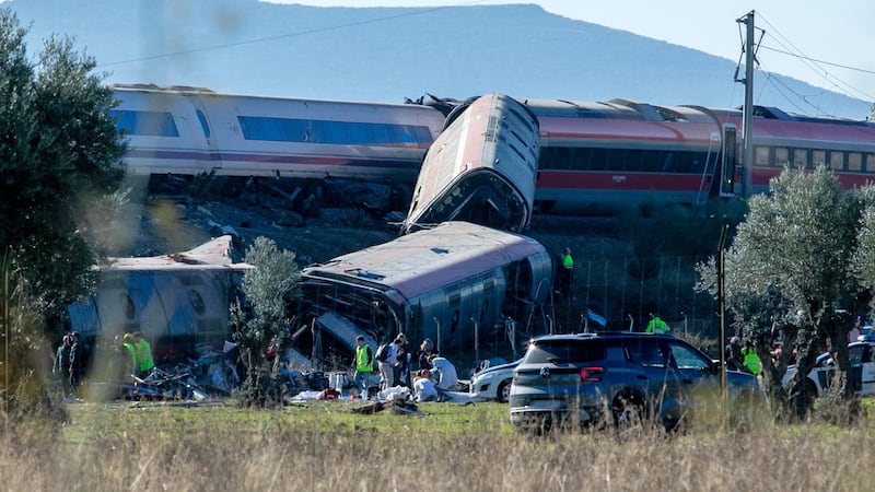 Choque de trenes en España deja al menos 64 muertos; investigan autorización para circular a 200 km/h