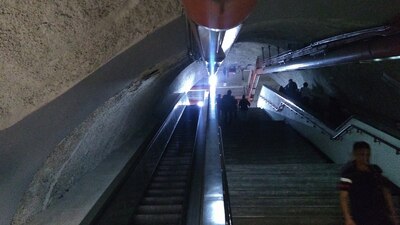 Usuarios se quejaron de que las largas escaleras de la L7 tienen que ser subidas a pie