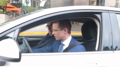 El panista no pudo arrancar un auto híbrido y terminó pidiendo un aventón