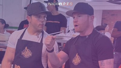 El campeón boxistico fue visto preparando tacos y manejando el trompo de pastor en el 'El Pastor del Rica'
