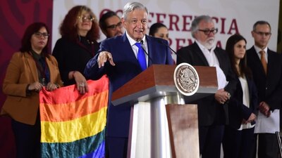 AMLO estuvo acompañado de representantes de la diversidad sexual en el país