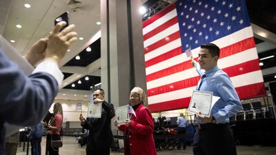 Muchos inmigrantes logran obtener su residencia y nacionalidad estadounidense